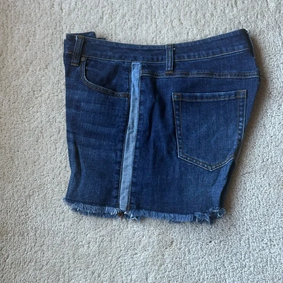 CAbi Women's Blue Jean Shorts with Frayed Hem. Size 4 - Picture 4 of 9